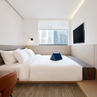Ensemble de mobilier de chambre d'hôtel minimaliste en bois clair avec tête de lit intégrée rembourrée et meuble TV pour chambre d'hôtel de chaîne hôtelière
