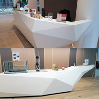 Comptoir de réception multifonctionnel en Corian blanc de haute qualité, personnalisé, avec un design en forme de losange