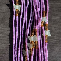Chaîne de taille africaine style simplicité, avec perles de riz violettes, perles tubulaires dorées et papillon