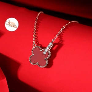 Una <span class=keywords><strong>collana</strong></span> privata di diamanti d'oro 18K A quattro foglie fatta a mano, uno stile più venduto per le donne - Product Image 3