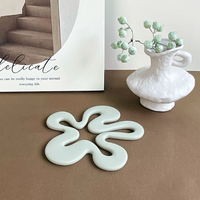 Sous-verres isolants en silicone à motif floral simple 2026 – Tapis de cuisine modernes résistants aux hautes températures pour la maison