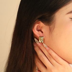 Pendientes de acero inoxidable gruesos y pulidos de estilo INS, chapados en oro de 18 quilates, con diseño cuadrado irregular y robusto, para mujer. - Product Image 1