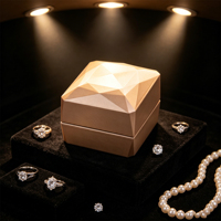 Boîte à bijoux en bois LED couleur personnalisée, finition laquée brillante, motif carré à fermeture magnétique pour bague, bracelet, collier, cadeau