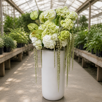 Bola Bunga Hydrangea Hijau Burgundy Ramah Lingkungan yang Elegan dengan Sentuhan Alami untuk Upacara Pernikahan di Gereja Dalam Ruangan dengan Pita Gantung