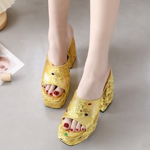 Sandales dorées style gothique pour femme, broderie florale, bout carré, talon épais, plateforme haute - Product Image 4