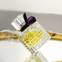 Cadeau romantique pour une fête de mariage, flacon de parfum en verre carré/cube de 30 ml avec décoration en ruban de satin violet, emballé dans un carton
