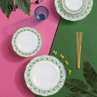 Ensemble d'assiettes en porcelaine élégantes avec motifs floraux verts complexes et accents dorés pour une décoration de table de mariage intemporelle