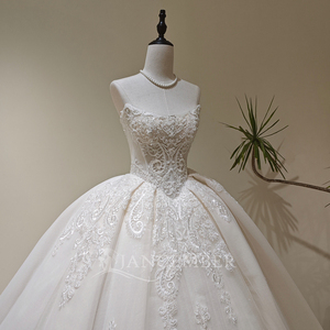 Vestido de Novia Moderno LY155 con Escote Redondo, Encaje Color Marfil, Cola de Capilla, Flores, Apliques de Cristal y Bordados - Product Image 3