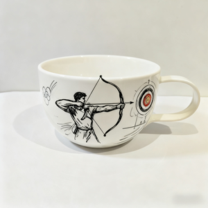 Mug en céramique et porcelaine fait main - Motif de tir à l'arc peint à la main - Cadeau de vacances idéal - Product Image 1