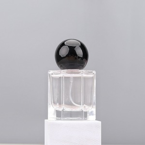 ขวดน้ำหอมแบบพกพาขนาด 30 มล. แบบเติมได้ ขวดแก้วแบบฉีดพ่น ฝาเกลียว ดีไซน์หรูหรา - Product Image 4