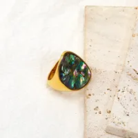 Bague de doigt unisexe tendance en acier inoxydable plaqué or, avec incrustation de coquille blanche irrégulière de 22 mm, style signet massif