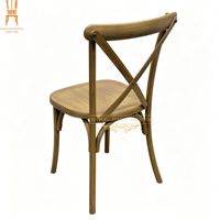 Chaise empilable à dossier croisé avec structure interne en acier, finition imitation bois, pour hôtel, mariage, banquet, événement, salle à manger