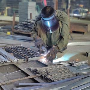 Grille en <span class=keywords><strong>acier</strong></span> galvanisé, grille en <span class=keywords><strong>acier</strong></span> métallique durable, grille en <span class=keywords><strong>acier</strong></span> pour rampes d'accès pour fauteuils roulants, <span class=keywords><strong>rampe</strong></span> en <span class=keywords><strong>acier</strong></span> - Product Image 4