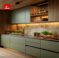 Cuisine Alland de style moderne et luxueux, avec des panneaux en laque verte mate, des étagères ouvertes, pour une nouvelle maison, armoires sur mesure