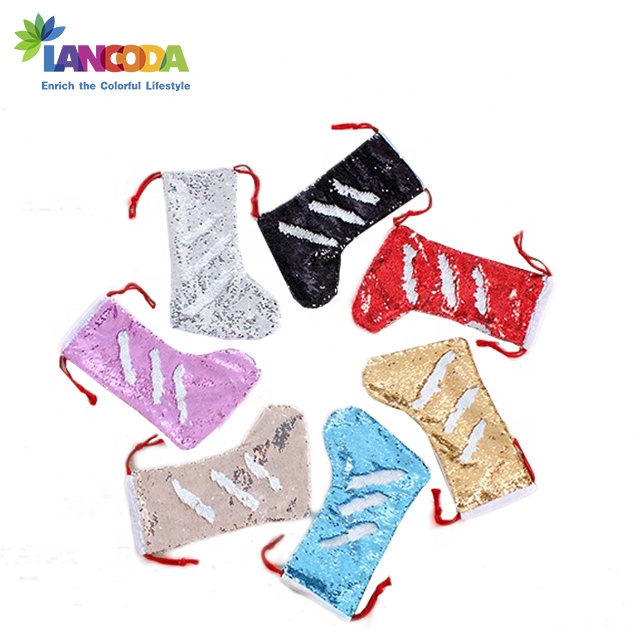 Пустые блестящие льняные рождественские чулки