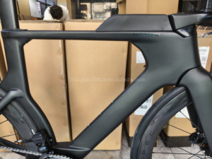 Bicicleta de Carretera TT 700C Triathlon WheelTop TX 24 Velocidades con Cambio Electrónico SHIMANO 105, Frenos de Disco Hidráulicos y Ruedas de Carbono - Product Image 6