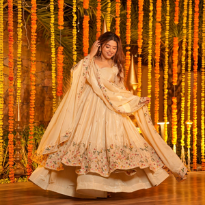 Ensemble Anarkali brodé crème en soie lourde avec palazzo et dupatta à motifs floraux pour femme, idéal pour les mariages et les fêtes - Product Image 1