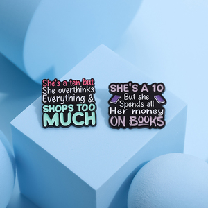 Elle est un 10 mais elle pense trop de lettres colorées citations épingles en émail personnalisé elle dépense tout son argent en livres broche bijoux cadeaux - Product Image 4