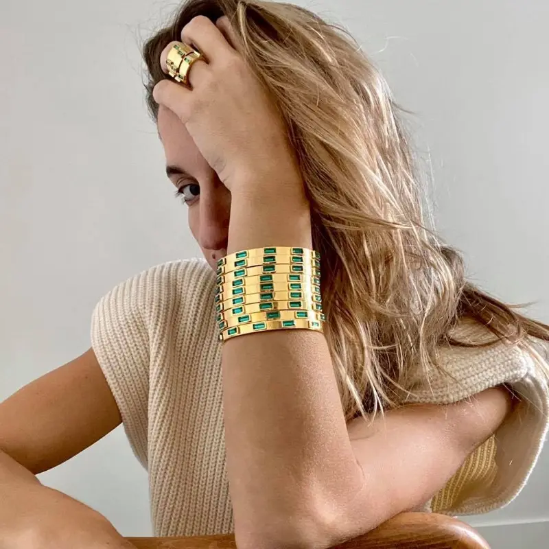 Gelang besi tahan karat perhiasan kustom gelang berlapis PVD emas 18K Logo terukir tahan air desain mode pabrik untuk wanita