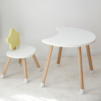 Ensemble de table et de chaises en bois en forme de lune et d'étoile pour enfants, style concis, pour l'éducation préscolaire, pour l'école et la maternelle
