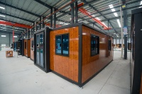 Maison conteneur extensible de 20 pieds en bois grain wengé jaune, étanche et isolée, préfabriquée pour toutes les conditions climatiques et utilisation extérieure