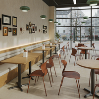 Ensemble de meubles de café moderne, restaurant, café, chaises en plastique brun, tables à manger en bois et banquette de canapé rembourrée beige