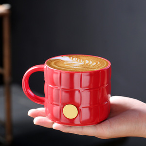 Tasses en céramique créatives avec badges en bronze en relief, couleur unie, design original pour cadeaux promotionnels - Product Image 2