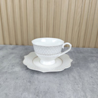 Service de vaisselle de luxe en porcelaine fine, motif floral en relief blanc, idéal pour mariages et restaurants
