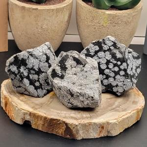 Vente en gros de pierres brutes d'obsidienne flocon de neige bohème de haute qualité, pierres de cristal naturelles polies, décoration d'intérieur unique pour les fêtes - Product Image 3