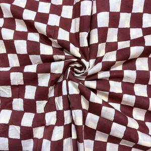 Tela de Algodón Estampada a Cuadros en Color Granate y Blanco Hueso de Primera Calidad |   Textil con Elegante Diseño Geométrico de Cuadros |   Étnico de Moda - Product Image 3