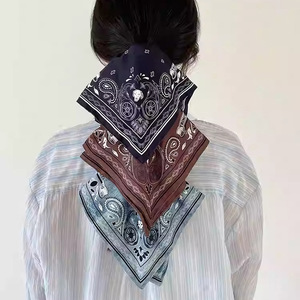 Nuovo Foulard Quadrato Retrò in Denim Blu con Motivo a Fiori di Anacardio, Accessorio per Capelli in Cotone dal Design Ricercato per Donne - Product Image 2