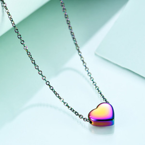 Collier avec pendentif en forme de cœur coloré en acier inoxydable avec initiale lettre A, idéal pour un usage quotidien ou comme cadeau - Product Image 3