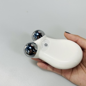 เครื่องนวดหน้าพกพาสีชมพูพร้อมลูกบอลสแตนเลส ชาร์จผ่าน USB อุปกรณ์ยกกระชับใบหน้าสำหรับการบำบัดด้วยการสั่นสะเทือนเพื่อกระชับผิวบริเวณลำคอ - Product Image 5