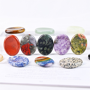 Pierre d'inquiétude en cristal naturel Pierre de guérison Énergie de massage du pouce Sept chakras Pierre d'oubli de quartz - Product Image 2