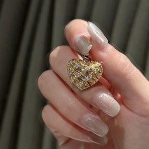 Pendentif en argent pur S925, cœur vintage, élégant et luxueux, avec zircon de luxe léger, design de niche, charme en forme de cœur - Product Image 2