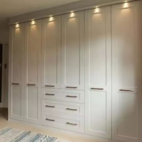Armoire à trois portes en bois de style moderne personnalisée avec éclairage LED, grand rangement pour projet de chambre à coucher