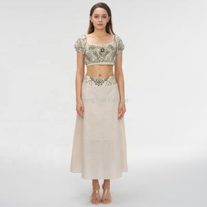 Ensemble haut court et jupe en lin brodé floral avec logo personnalisé pour femme, fabriqué par un fabricant OEM - Product Image 1