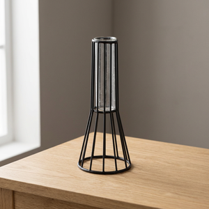 Vase de table moderne en métal industriel Gallery Edit avec tube en verre, hauteur 26 cm, noir, porte-fleurs décoratif - Product Image 6
