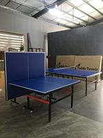 Table de ping-pong d'intérieur pliable bleue de qualité compétition avec roulettes pour entraînement et jeu, personnalisable OEM/ODM avec logo