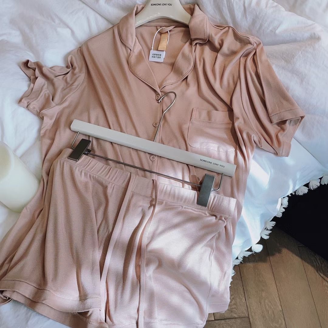 Pantaloncini a maniche corte color crema all'albicocca