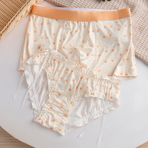 Set di Biancheria Intima Coordinata per Coppie con Motivo a Tulipani, Boxer da Uomo e Slip con Laccetti Laterali da Donna in Seta Ghiaccio, Regalo di San Valentino - Product Image 3