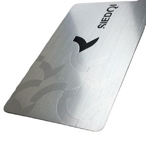 Brosse de tréfilage personnalisée Carte de garantie métallique Impression de cartes en plastique PVC Carte de visite <span class=keywords><strong>anti</strong></span>-métallique brossée avec <span class=keywords><strong>puce</strong></span> NFC - Product Image 1