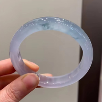 Bracciale Artigianale in Cera d'Api con Fiori Blu Fluttuanti, Design Naturale in Vetro di Tipo Ghiaccio con Fiori Fluttuanti, Provenienza Myanmar
