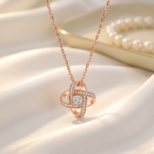 Collier Pendentif Trèfle à Quatre Feuilles Orné de Diamants Scintillants et de Diamants de Laboratoire en Or Fin et Argent pour Femme – Chic et Délicat - Product Image 2