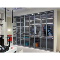 Armoire moderne en verre avec cadre en aluminium du sol au plafond, éclairage LED personnalisé avec capteur, dressing avec rangement