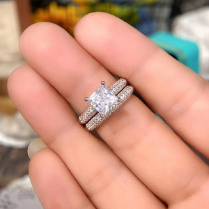 Anillo de compromiso de oro blanco con diamante talla princesa para mujer Q051 con piedras laterales de color D natural - Product Image 4