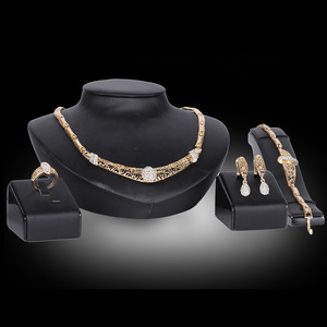 Set di Gioielli Indiani all'Ingrosso per Donne, <span class=keywords><strong>Orecchini</strong></span>, Anello, Bracciale, Collana con Strass Placcati Oro 18k per Matrimoni - Product Image 2