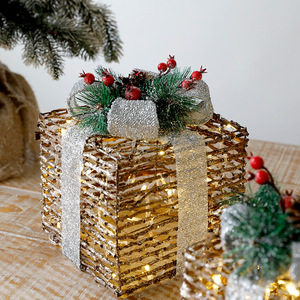 Nuevo Diseño de Caja de Regalo Navideña de Hierro con Oropel, Juego de 3 Piezas, Adornos Navideños Brillantes para Exhibición en Ventanas de Hotel - Product Image 3