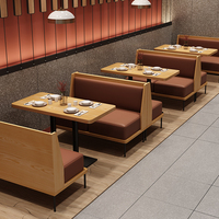 Ensemble de mobilier commercial pour restaurant, café, boutique de style japonais : banquette en bois et cuir personnalisée, table et chaises pour restauration rapide