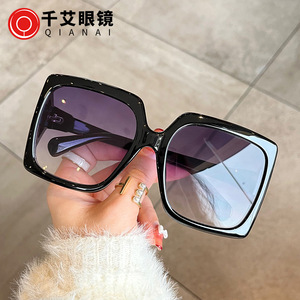 Gafas de Sol Cuadradas para Mujer Marca G, Lentes de PC con Protección UV400, Tipo 3, Montura Gris Translúcida Color Té, Gafas Modernas y a la Moda - Product Image 2